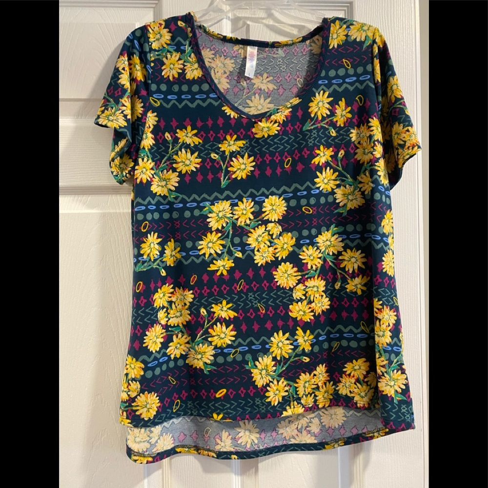 NWT Lularoe Classic T - Size Large